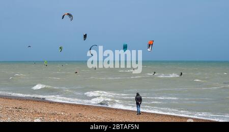 Worthing UK 24. Mai 2020 - Besucher und Kitesurfer genießen das windige, aber sonnige Wetter in Goring by Sea bei Worthing in West Sussex an diesem Feiertagswochenende während der COVID-19 Pandemie. : Credit Simon Dack / Alamy Live News Stockfoto