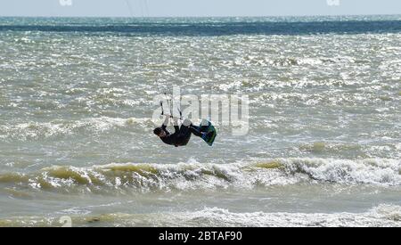 Worthing UK 24. Mai 2020 - Kite Surfer genießen das windige, aber sonnige Wetter in Goring by Sea bei Worthing in West Sussex an diesem Feiertagswochenende während der COVID-19 Pandemie. : Credit Simon Dack / Alamy Live News Stockfoto