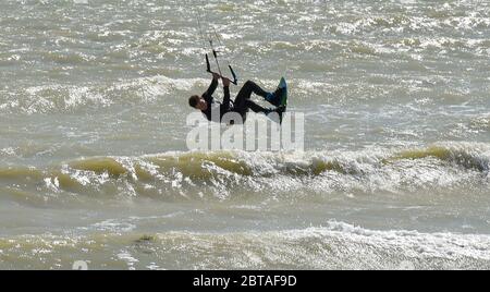 Worthing UK 24. Mai 2020 - Kite Surfer genießen das windige, aber sonnige Wetter in Goring by Sea bei Worthing in West Sussex an diesem Feiertagswochenende während der COVID-19 Pandemie. : Credit Simon Dack / Alamy Live News Stockfoto