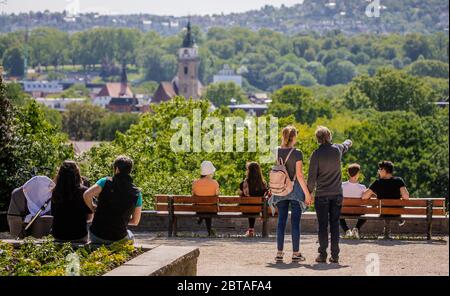 Stuttgart, Deutschland. Mai 2020. Besucher des Kurparks genießen die Sonne und den Blick auf Bad Cannstatt. Quelle: Christoph Schmidt/dpa/Alamy Live News Stockfoto