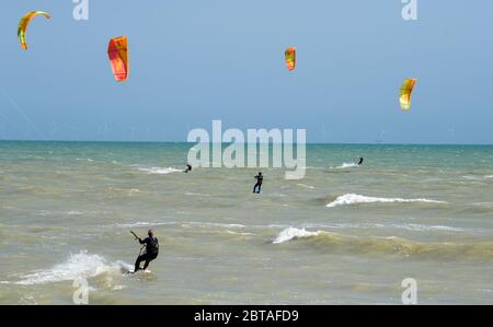 Worthing UK 24. Mai 2020 - Kite Surfer genießen das windige, aber sonnige Wetter in Goring by Sea bei Worthing in West Sussex an diesem Feiertagswochenende während der COVID-19 Pandemie. : Credit Simon Dack / Alamy Live News Stockfoto