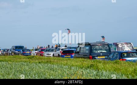 Worthing UK 24. Mai 2020 - Verkehrsstau an der Küste, da Besucher und Kitesurfer das windige, aber sonnige Wetter in Goring by Sea bei Worthing in West Sussex an diesem Feiertagswochenende während der COVID-19 Pandemie genießen. : Credit Simon Dack / Alamy Live News Stockfoto