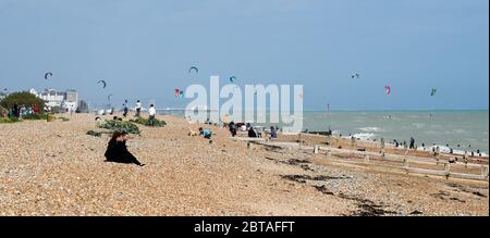 Worthing UK 24. Mai 2020 - Besucher und Kitesurfer genießen das windige, aber sonnige Wetter in Goring by Sea bei Worthing in West Sussex an diesem Feiertagswochenende während der COVID-19 Pandemie. : Credit Simon Dack / Alamy Live News Stockfoto