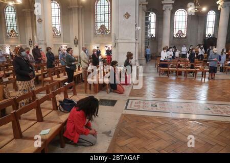 ERSTE MESSE NACH DER DEKONFINEMENT NOTRE-DAME-DES CHAMPS KIRCHE, PARIS Stockfoto