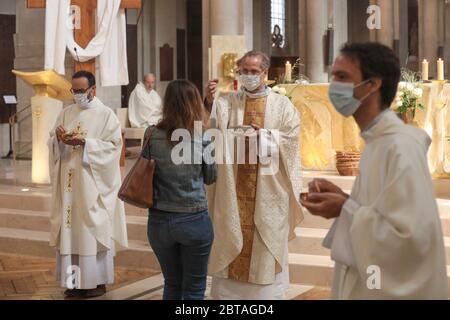 ERSTE MESSE NACH DER DEKONFINEMENT NOTRE-DAME-DES CHAMPS KIRCHE, PARIS Stockfoto