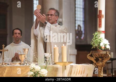 ERSTE MESSE NACH DER DEKONFINEMENT NOTRE-DAME-DES CHAMPS KIRCHE, PARIS Stockfoto