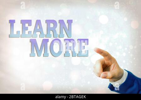 Schreiben Hinweis zeigen, erfahren Sie mehr. Business Konzept für Kenntnissen oder Fähigkeiten durch Anweisung erhebliche Lernen erworben Stockfoto