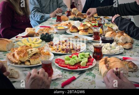 Überfüllt und hungrig türkischen muslimischen Familie mit Frühstück zusammen (traditionelle Serpme kahvalti), um Eid-ul-fitr, Fest des Zuckers, nach dem h zu feiern Stockfoto