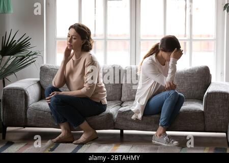 Beleidigt reif Mutter und Erwachsene Tochter zu vermeiden sprechen Stockfoto