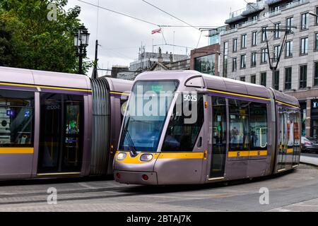 DUBLIN, IRLAND - 23. Mai 2020: Luas Trams fahren am St stephens Green im Stadtzentrum von Dublin vorbei Stockfoto