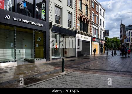 DUBLIN, IRLAND - 23. Mai 2020: Vernagelt und leer stehende Geschäfte in der Grafton Street im Stadtzentrum von Dublin Stockfoto