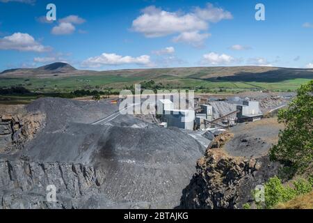 Ein drei Bilder HDR von Dry Rigg Quarry bei Helwith Bridge. Ein Steinbruch im Yorkshire Dales National Park, England. 21 Mai 2020 Stockfoto