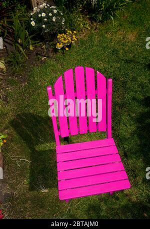 Blick Hinunter Auf Violet Farbigen Klappstuhl Auf Rasen Stockfoto