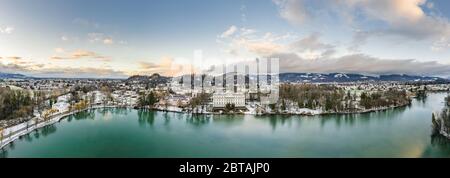 Luftdrohne-Aufnahme des Leopoldskroner Sees südwestlich des Außenbezirke von Salzburg im Winter Stockfoto