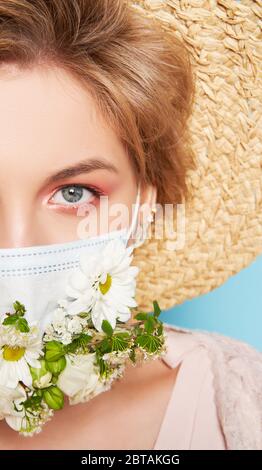 Gesichtsmaske Design mit Blumen. Porträt einer schönen Frau mit blauen Augen, Strohhut und Maske Stockfoto