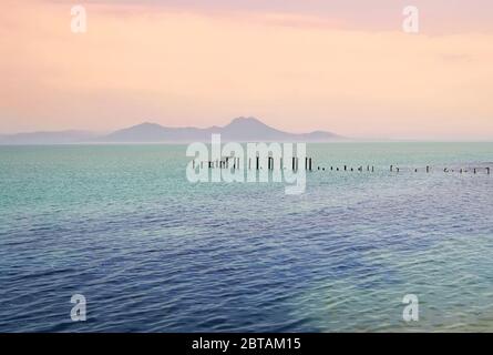 Das Mittelmeer und die Berge im Hintergrund bei Karthago in Tunesien. Algen sind durch das klare Wasser sichtbar Stockfoto