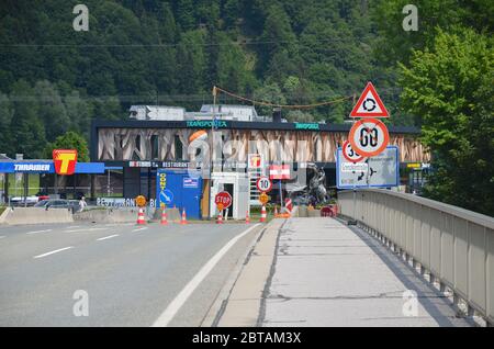 Oberaudorf, Bayern, Deutschland, Grenzort zu Österreich, Niederndorf, Tirol, Grenzabsperrung und Kontrolle wegen Covid19, Coronavirus, Brücke Inn Stockfoto