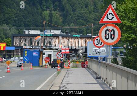 Oberaudorf, Bayern, Deutschland, Grenzort zu Österreich, Niederndorf, Tirol, Grenzabsperrung und Kontrolle wegen Covid19, Coronavirus, Brücke Inn Stockfoto