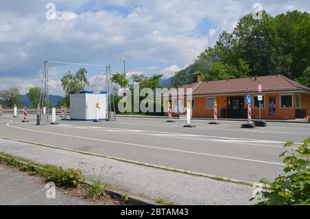 Oberaudorf, Bayern, Deutschland, Grenzort zu Österreich, Niederndorf, Tirol, Grenzabsperrung und Kontrolle wegen Covid19, Coronavirus, Brücke Inn Stockfoto