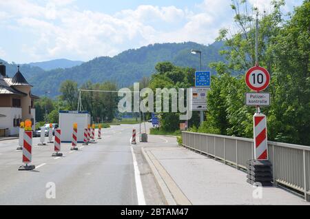 Oberaudorf, Bayern, Deutschland, Grenzort zu Österreich, Niederndorf, Tirol, Grenzabsperrung und Kontrolle wegen Covid19, Coronavirus, Brücke Inn Stockfoto