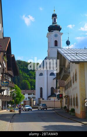 Oberaudorf, Bayern, Deutschland, Grenzort zu Österreich: Ortsmitte mit Kirche Stockfoto