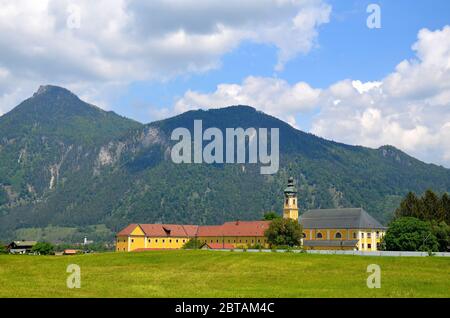 Oberaudorf, Bayern, Deutschland, Grenzort zu Österreich: Kloster Reisach mit den Alpen Stockfoto