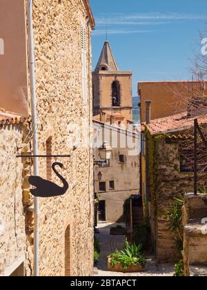 Straße in Grimaud Dorf, Cote d'Azur, Provence, Südfrankreich Stockfoto