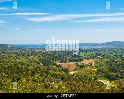 Panoramablick über den Golf von Saint-Tropez und die Landschaft von Grimaud, Französisch Riviera, Cote d'Azur, Provence, Südfrankreich Stockfoto