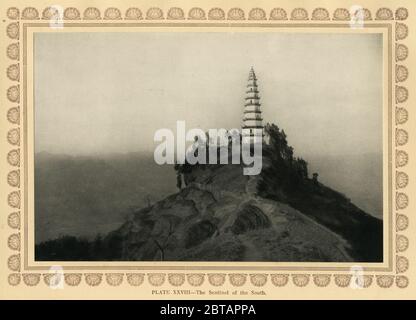 Foto aus einer Fotografie von Donald Mennie, aus seinem Buch The Grandeur of the Gorges, 1926 in China veröffentlicht. Die Bilder machte er während zweier Fahrten auf dem oberen Yangtze Fluss in China: Die erste auf einem Dampfer von Ichang nach Chungking bei schlechtem Wetter und die zweite zwischen Ichang und Wan Hsien. Das Buch endet bei Chungking. Stockfoto