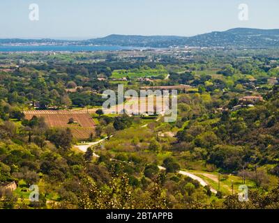 Panoramablick über den Golf von Saint-Tropez und die Landschaft von Grimaud, Französisch Riviera, Cote d'Azur, Provence, Südfrankreich Stockfoto