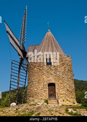 Windmühle St Roch (Moulin Saint Roch) in Grimaud Dorf, Cote d'Azur, Provence, Südfrankreich Stockfoto