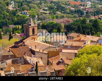 Blick auf Grimaud Dorf, Französisch Riviera, Cote d'Azur, Provence, Südfrankreich Stockfoto