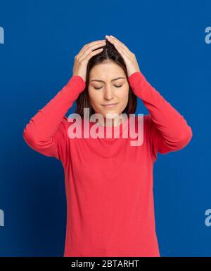 Attraktive Brünette Mädchen im Studio auf einem blauen Hintergrund Stockfoto