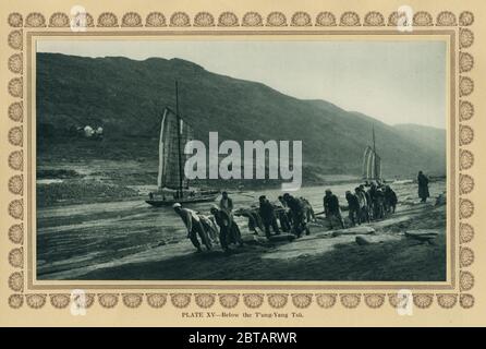 Foto aus einer Fotografie von Donald Mennie, aus seinem Buch The Grandeur of the Gorges, 1926 in China veröffentlicht. Die Bilder machte er während zweier Fahrten auf dem oberen Yangtze Fluss in China: Die erste auf einem Dampfer von Ichang nach Chungking bei schlechtem Wetter und die zweite zwischen Ichang und Wan Hsien. Das Buch endet bei Chungking. Stockfoto