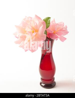 Rosa Rosen in einer Glasvase Stockfoto