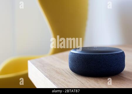 Smart Speaker, Smart Home Assistant, Smart Home Device, auf dem Schreibtisch Stockfoto