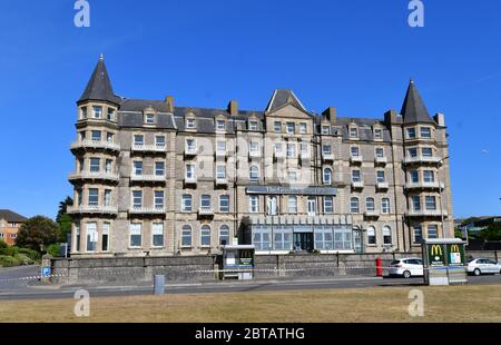 Weston Super Mare, Großbritannien. Mai 2020. Vor einer Stunde wurde das Grand Altlantic Hotel im Weston Super Mare in Somerset in die Verwaltung aufgenommen, konnte keine Buchungsrückerstattungen zahlen, was zu Arbeitsplatzverlusten und 64,000 Buchungen führte. Das Hotel blickt auf die Beach Lawn Gardens und die Strandpromenade.Bildnachweis: Robert Timoney/Alamy Live News Stockfoto