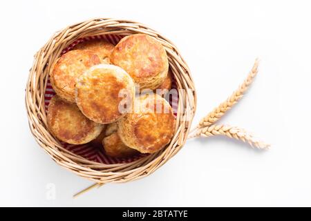 Food Concept hausgemachte gebräunte Kruste Butter Milch American Biscuits oder Scones mit Kopierraum Stockfoto