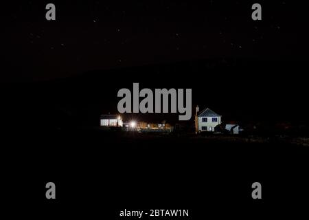 Blea Moor (nördlich von Ribblehead) isolierte Bahnsignalkasten und Haus beleuchtet in der Nacht Stockfoto