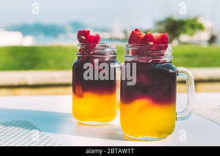 Kalte Sangria oder Punsch mit Früchten Stockfoto