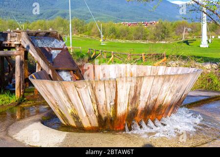 Bulgarische valevitsa. Alte traditionelle natürliche Waschmaschine in Bansko, Bulgarien Stockfoto