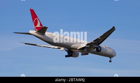 Turkish Airlines Boeing 777 TC-LJH über die endgültige Anfluglinie zum Flughafen London-Heathrow LHR Stockfoto