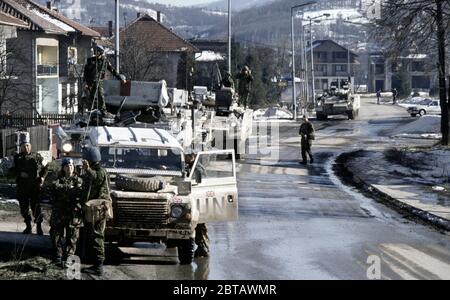 27. Februar 1994 während des Krieges in Bosnien: Eine Kolonne der britischen Armee wartet vor Stari Vitez, bevor sie in das belagerte muslimische Viertel eingeht. Stockfoto