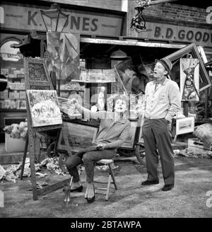 Der amerikanische Crooner Bing Crosby und die Schauspielerin Miriam Karlin Proben eine Szene in den Wembley Television Studios aus Bings zweimal jährlich stattfindendem britischen Fernsehprogramm 'Crosby Spectacular'. Er war in England und machte den Umzug nach Hong Kong mit Bob Hope in den Shepperton Studios. Stockfoto