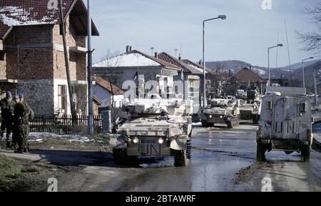 27. Februar 1994 während des Krieges in Bosnien: Eine Kolonne der britischen Armee wartet vor Stari Vitez, bevor sie in das belagerte muslimische Viertel eingeht. Stockfoto