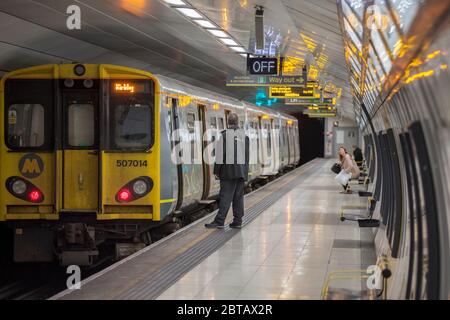 Liverpool Moorfields Station, Merseyrail Klasse 507 507014 Arbeiten die 0921 Jagden Cross - Southport Dirigent vor der Abfahrt die Türen schließen Stockfoto