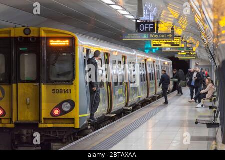 Liverpool Moorfields U-Bahnstation, Merseyrail Klasse 508 508141 der Dirigent / Wachmann wartet auf die Abfahrtszeit mit Passagieren verlassen Stockfoto