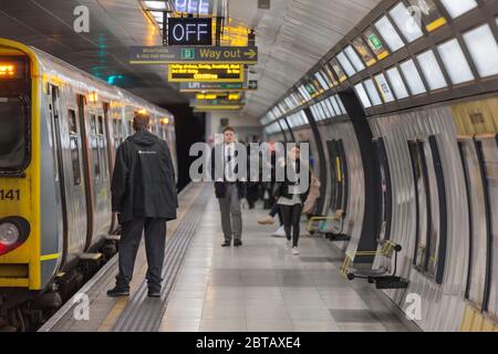 Liverpool Moorfields U-Bahnstation, Merseyrail Klasse 508 508141 der Dirigent / Wachmann wartet auf die Abfahrtszeit mit Passagieren verlassen Stockfoto