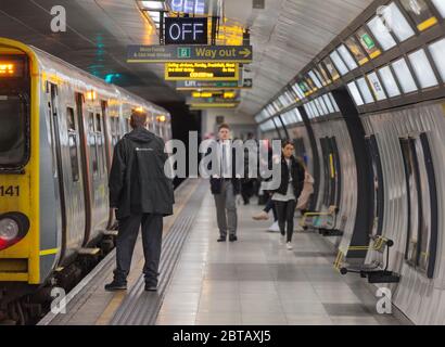 Liverpool Moorfields U-Bahnstation, Merseyrail Klasse 508 508141 der Dirigent / Wachmann wartet auf die Abfahrtszeit mit Passagieren verlassen Stockfoto