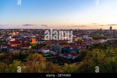 April 2018 Vilnius, Litauen. Blick auf die Altstadt von Wilna vom Dreikreuzberg. Stockfoto